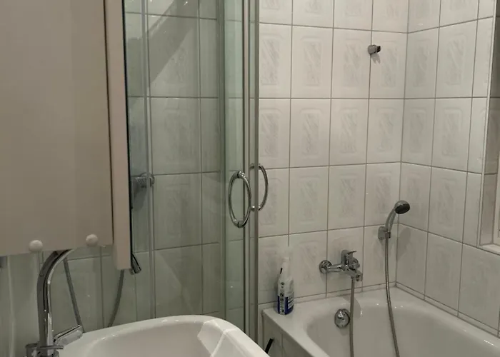 Work, Rest, &comfort- 3 Bedroom Vellmar